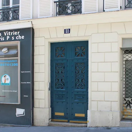 Beautiful Parisian Near Palais Garnier